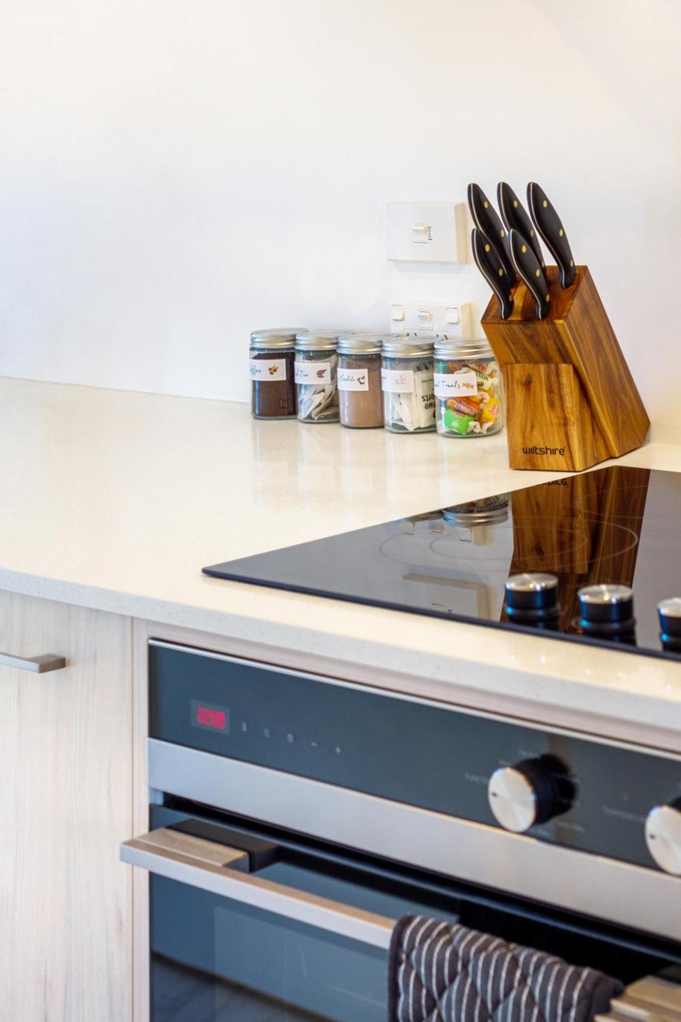 City Living: Upper Studio Haven On Wilmer Christchurch Eksteriør billede